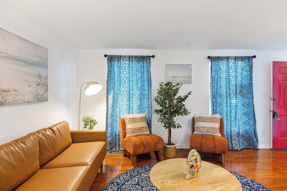 The Poolside Retreat - Spacious 4 bdrm with pool, hot tub,firepit,games,dogs welcome - שרלוט - סלון