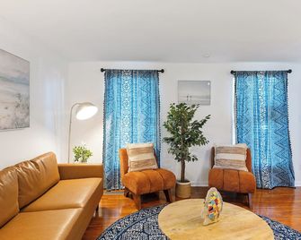 The Poolside Retreat - Spacious 4 bdrm with pool, hot tub,firepit,games,dogs welcome - שרלוט - סלון