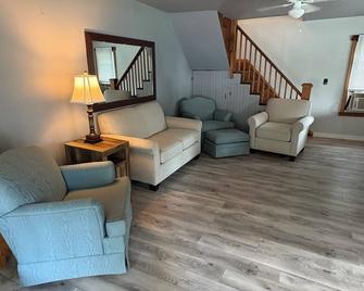 New listing! 3bedroom 2full bath cottage on Wamplers lake in Brooklyn, Mi. - Brooklyn - Sala de estar