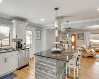 7 Mi to Cedar Point: Retreat w/ Hot Tub & Gazebo - Huron - Dining room