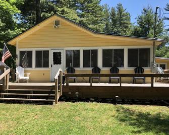 Spacious Cottage with Lake Access in quiet lakeside community - Swanton - Patio
