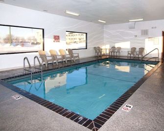 Econo Lodge Ames - Ames - Piscina