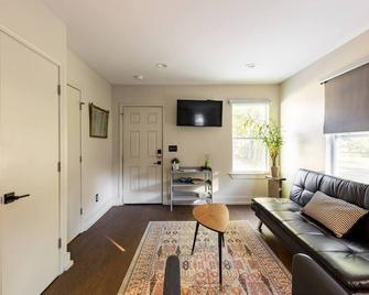 Boho Blue & Airstream Nearby All Things Memphis - Memphis - Living room