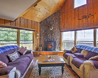 Hot Tub + Mtn Views: Gore Pass Kremmling Cabin - Kremmling - Sala de estar