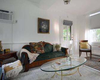 Locktender Cottage · Historic cottage near Mohonk & Minnewaska, 2BR/2BA - High Falls - Living room