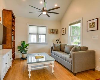 Modern Solomons Cottage Rental - Walk to Island! - Solomons - Living room