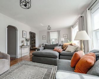 Beautifully Remodeled Colonial Charmer - 3 Bed, 2 Bath near Tuscan Village! - Salem - Wohnzimmer