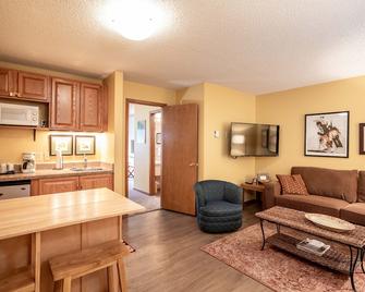 Cozy condo w/great location by Flathead Lake - Cozy Marina Cay Getaway - Bigfork - Bedroom