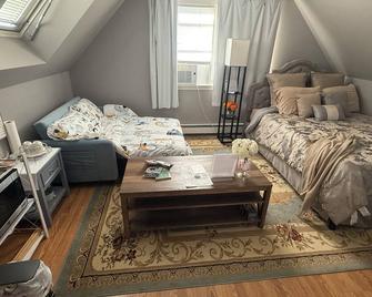 Cozy And Quiet Home One Bedroom Private Bathroom In Portland Maine. Not Kitchen. - Portland - Chambre