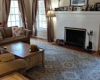 Big 3 Bedroom Home with a 1 Bedroom Guest House - Carmel Valley - Living room