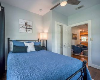 Peaceful Lower Downtown Bandera, King Bed, Pet Friendly w/ Large Fenced Yard! - Bandera - Schlafzimmer