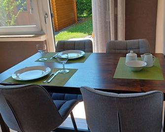 Ferienwohnung Im Wiesenrain - Hausen (Wied) - Comedor