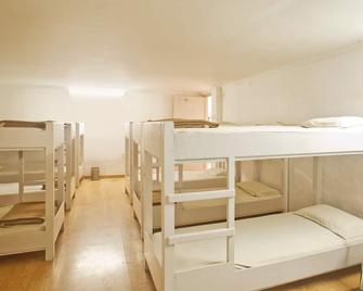 Snooze Inn - Kodaikanal - Bedroom