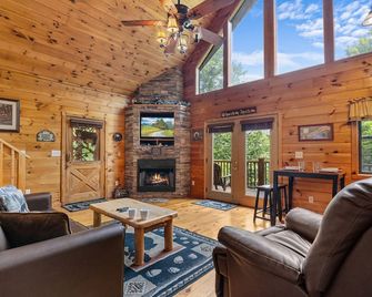 Caught Ya Peek'n 1 Bedroom Cabin by RedAwning - Pigeon Forge - Living room
