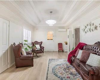 Heritage Home 10mins walk to Wollongong Hospital, Train Station, Parking & Wi-Fi - Wollongong - Oturma odası