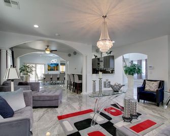 3 Mi to Rio Grande Albuquerque Home with Balcony - Albuquerque - Living room