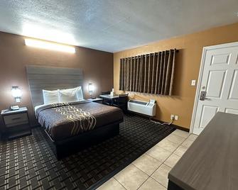 New Corral Motel - Victorville - Bedroom