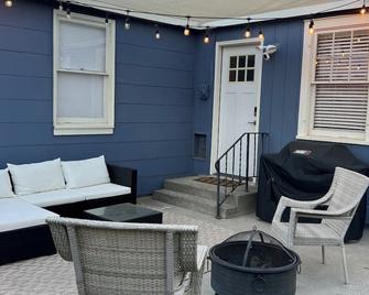 Cozy 2-bedroom house in brilliant Benton City near wineries & cafe's - Benton City - Patio