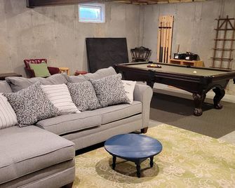 Private w/ waterfront 5 min to Pleasant Mt & town. Dock, pool table, ping-pong - Bridgton - Living room