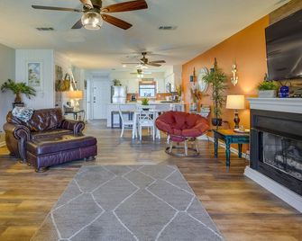 Walk to Beach: PCB Condo w/ Oceanfront Pool Access - Panama City Beach - Pokój dzienny