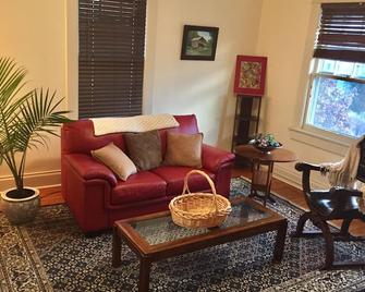 Historic Beauty and Walkable to Everywhere - Charlottesville - Living room