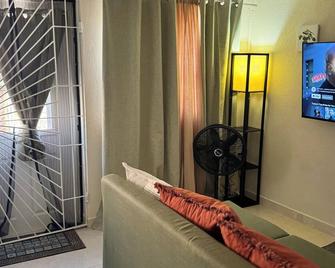 Charming 1-bedroom apartment in brilliant St James with AC, WiFi - Bridgetown - Living room