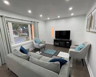 Cozy Weston Village Escape w/ 2 Parking - Backyard Access - Convenient Location! - Toronto - Sala de estar