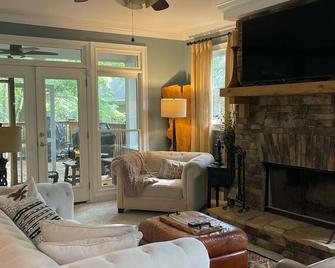 A Great Escape- Premium Rental for the Summer - Gainesville - Living room