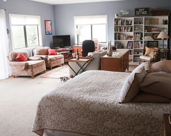 Amazing views, multi-level decks, full kitchen and pool. - San Rafael - Living room