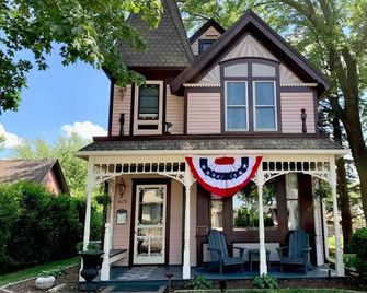 Charming Historic Haus - Located downtown Waconia - Waconia - Building