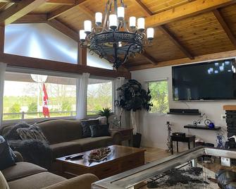 Country settings with amenities seconds away - Tillsonburg - Living room