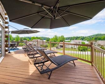 Family, Friends, and Lake Views @ 'All Decked Out' - Eddyville - Balkon