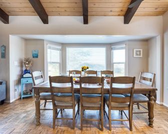 Steps to Beach w PatioDeck Foosball Happy Bottom Beach House by AvantStay - Oceano - Dining room