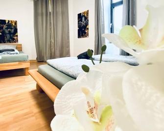 Stylish Shared 3-Bedroom Stay Near City - Wien - Soverom