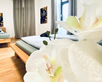 Simple Private Rooms in 3-Bedroom Apartment Near Train Station - Viena - Habitación
