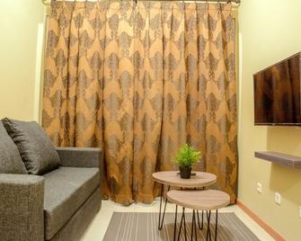 2 Bedrooms Grand Palace Apartment Kemayoran by Travelio - Yakarta - Sala de estar