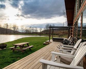 Your Secluded Country Oasis - 70 Acres with Private Lake-Welcome to SkyFall! - Union Dale - Patio