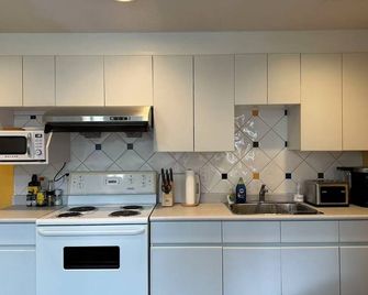 Ubc Two-Bedroom Suite - Steps from Beach, Park & Golf - Full Kitchen - ונקובר - מטבח