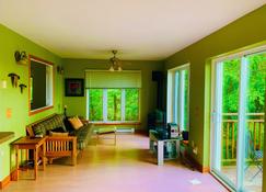 Very private modern cottage, breathtaking view, hot tub, Lake Vernon, Huntsville - Huntsville - Living room