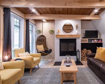 Chalet Finland, Turn Key Amenities + Pet Friendly + Dedicated Workspace with Hi Speed WiFi - Orford - Living room