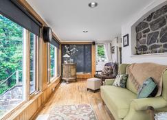 Far Horizons Vacation Luxury home in Montebello, Quebec - Montebello - Living room