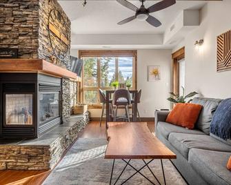 Heavenly Mountain Hideaway, Pool, Hot Tub - Radium Hot Springs - Living room