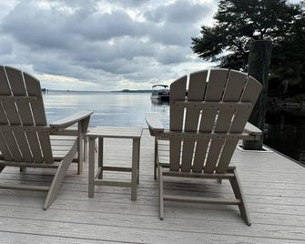 Romantic bungalow on Lake Murray w/cold plunge/hot tub/sauna, gym & dock gazebo - Lexington - Патіо