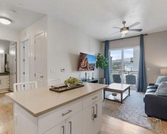 Lux Apt. Top Floor New Kingbed, Free Prkg Gym Pool - Salt Lake City - Living room