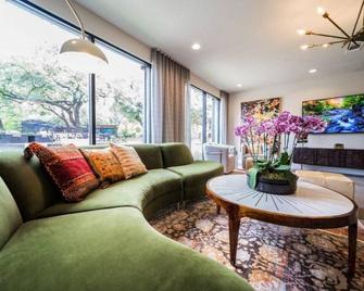 Best Austin Location, Pool, Style + Lots of Extras - Austin - Living room