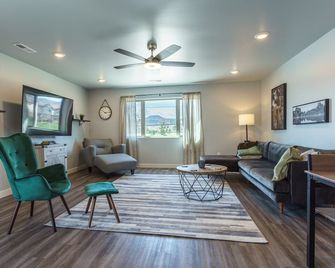The Upper Hillsview Loft, Brand New Upper Hilsview Loft - Spearfish - Living room