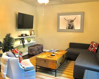 Charming Dallas Gem Near Smu, Mockingbird Station - Dallas - Living room