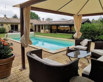 Detached villa with park and private pool. Collect your boiled eggs - Saint-Médard-de-Guizières - Piscina