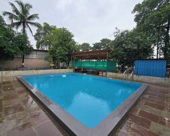 Saaz Resort - Karjat - Piscina