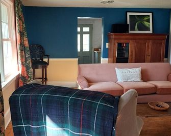 Newly renovated Farm cottage with Mountain views - Strasburg - Living room